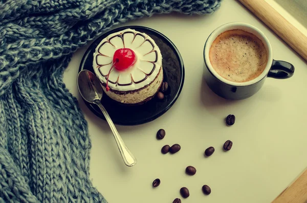 Édes sütemény, cseresznye és egy csésze kávé — Stock Fotó