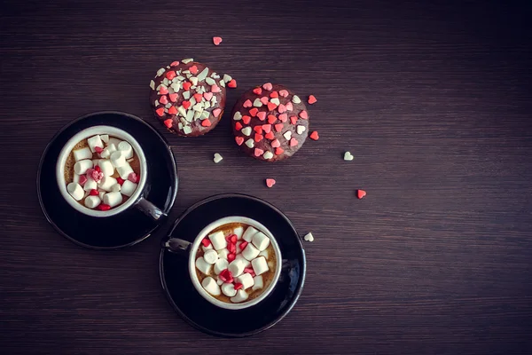 Кофе и кексы с маленькими сердцами . — стоковое фото