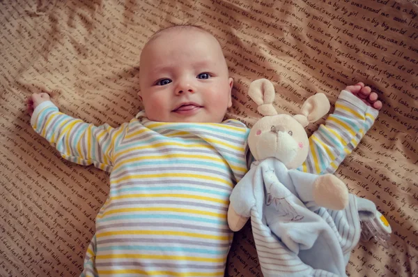 Adorabile bambino mostrando la lingua — Foto Stock