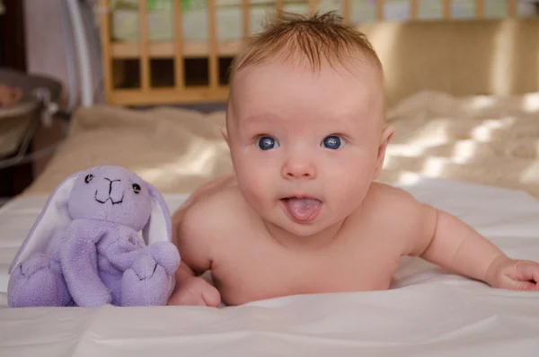 Bebê nu mostrando língua — Fotografia de Stock