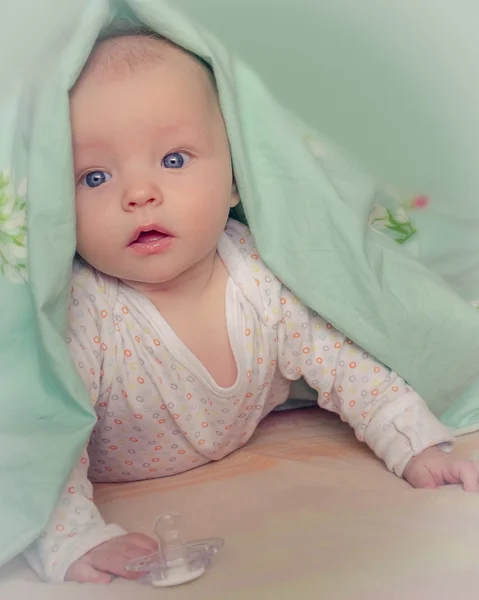 Bambino sotto coperta — Foto Stock