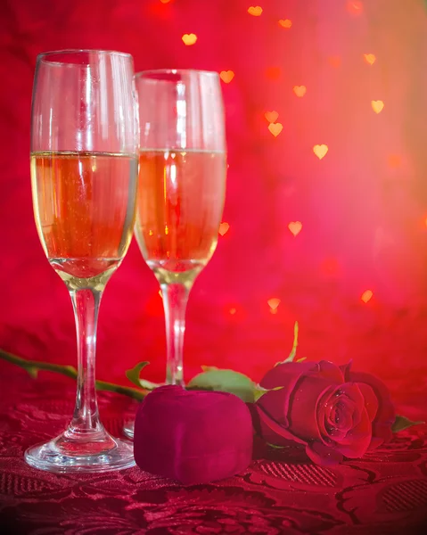 Романтичне натюрморт з шампанським, подарунковою коробкою та червоною трояндою — стокове фото