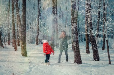 Karlı ormanda çocuk oyun. 