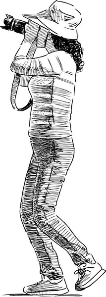 женщина, стреляющая скейтбордом
