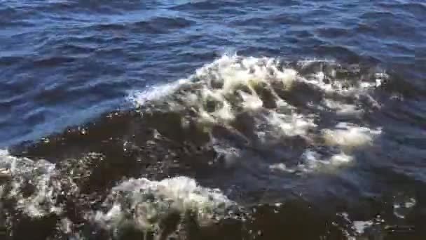Морские волны под бортом катера — стоковое видео