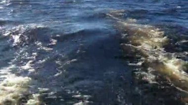 Deniz dalgaları tekne bir sürat teknesi