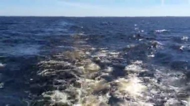 Deniz dalgaları tekne hareketli bir sürat teknesi