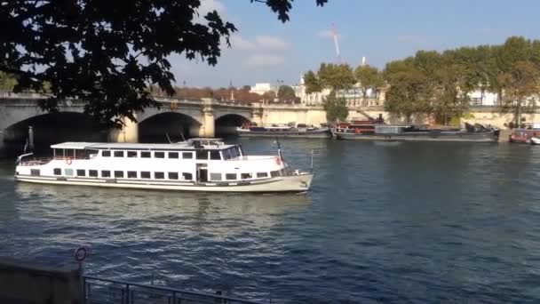 Прогулочный катер на реке Сена — стоковое видео
