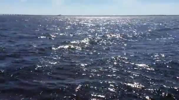 Морской пейзаж на катере — стоковое видео