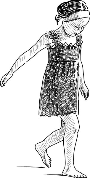 Девушка идет по берегу моря
