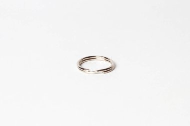 Boş çelik anahtarlık beyaza izole edilmiş. Demir anahtarlık..