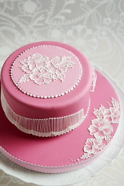 Hermoso pastel de cumpleaños rosa — Foto de Stock