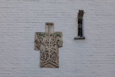 Penceresi ve eski bir deseni olan beyaz tuğlalardan yapılmış bir Ortodoks kilisesinin duvarı.