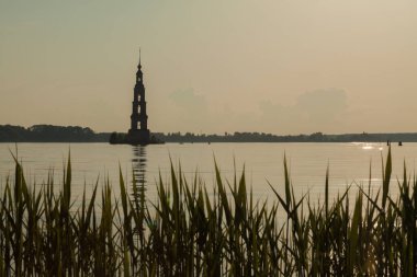 Kalyazin (Rusya) kentindeki sel basmış çan kulesinin akşam manzarası)