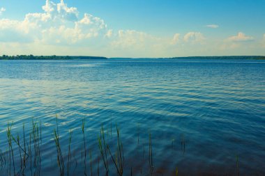 Temiz mavi suyla rezervuarın panoramik görüntüsü
