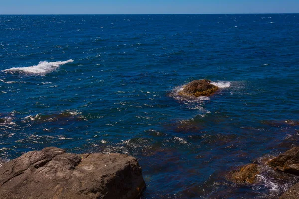 Θαλάσσια Κύματα Τρέχουν Πάνω Από Παράκτιους Βράχους — Φωτογραφία Αρχείου