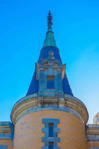 Живописная Круглая Башня Замка Массандра Крыму Металлическим Шпилем — стоковое фото