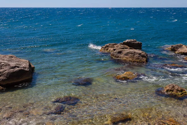 Морской Пейзаж Чистая Голубая Вода Смывает Прибрежные Камни — стоковое фото