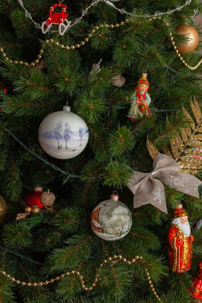 Weihnachtsschmuck Verschiedenen Formen Und Farben Hängt Den Zweigen Eines Weihnachtsbaums — Stockfoto