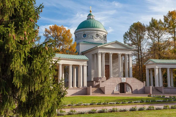 Arkhangelskoe 'da (Rusya) Prens Yusupov' un tapınak mezarı.)