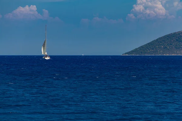 Морський Пейзаж Білосніжна Вітрильна Яхта Плаває Синій Воді Моря Тлі — стокове фото