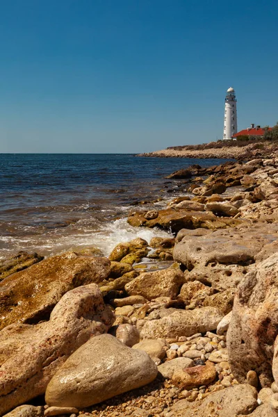 Der Weiße Leuchtturm Steht Ufer Des Meeres Vordergrund Stehen Malerische — Stockfoto