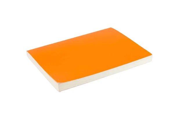 白色孤立背景的橙色封面平装书 — 图库照片