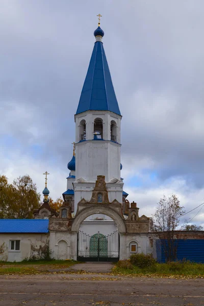 Вид Колокольню Церкви Смоленской Иконы Божией Матери Середе Ярославская Область — стоковое фото