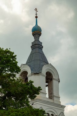 Yağmurlu bir gökyüzünün arka planında antik bir Ortodoks kilisesinin çan kulesi