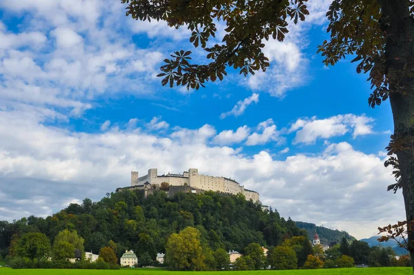 霍亨萨尔茨堡是欧洲最大的中世纪堡垒之一 位于奥地利萨尔茨堡附近的费斯顿山顶 — 图库照片