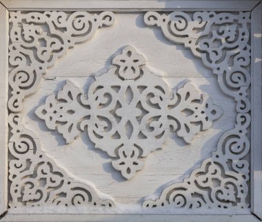 Ev dekorasyonu için süslü ahşap süslemeler.