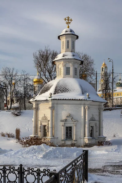 Pyatnitsky Well 在Trinity Sergievskaya Lavra城墙附近有一个小教堂 俄罗斯 Sergiev Posad — 图库照片