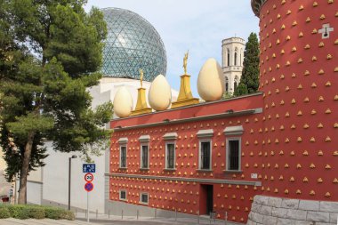 FIGUERAS, İspanya - 17 Ağustos 2020: İspanyol sanatçı Salvador Dali Tiyatro Müzesi