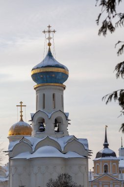 Sergiev Posad 'da (Rusya) Havariler (Ruhani Kilise) üzerine Kutsal Ruh' un Çöküşü onuruna kilisenin resimli kubbeleri)