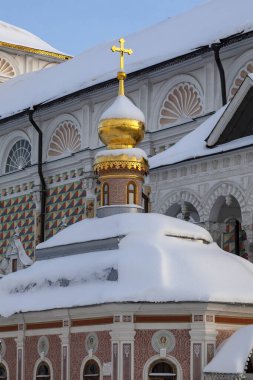 Trinity Sergius Lavra (Rusya) kiliselerinden birinin altın kubbesi.)