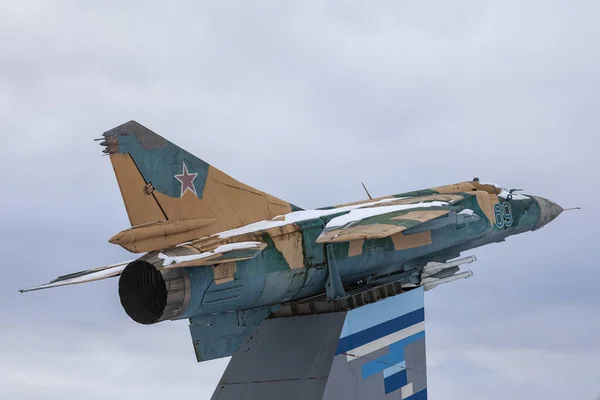 Радянський Військовий Літак Стоїть Постаменті Тлі Дощового Неба — стокове фото