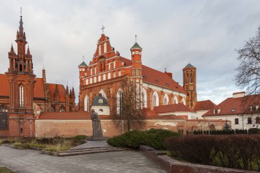 Vilnius 'taki Bernardine Kilisesi (Litvanya) - Roma Katolik Kilisesi, mimari bir anıt