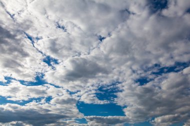 Manzaralı beyaz bulutlar mavi gökyüzünde süzülüyor