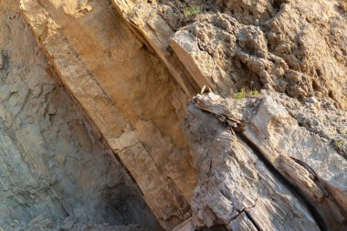 Yıkım işaretli kaya yapıları