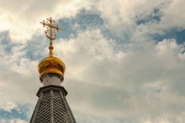 Ortodoks haçı yontulmuş desenle süslenmiş