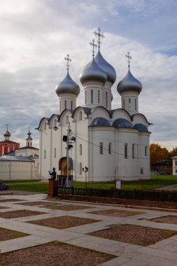 Ön planda geleneksel Rus elbisesi giymiş bir kızın heykeli var.