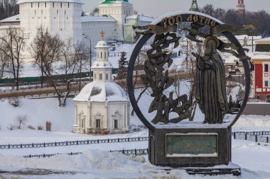 Anıt işareti ve Kutsal Üçlü Sergius Lavra 'nın kış günü görüntüsü..