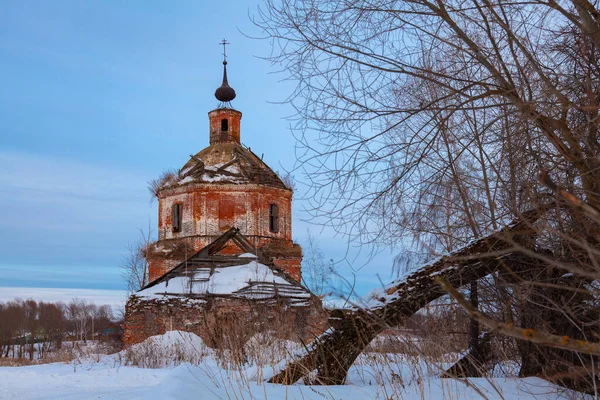 Rusya 'nın Vladimir bölgesindeki Soroguzhino köyündeki Kutsal Bakire Meryem' in Doğuşu Kilisesi harap oldu.
