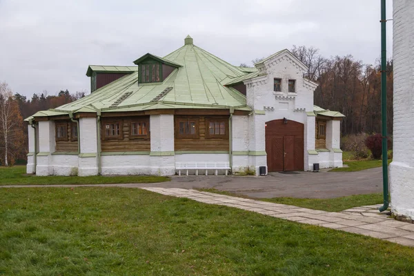 モスクワSerednikovo近くの古い不動産に馬の庭 — ストック写真
