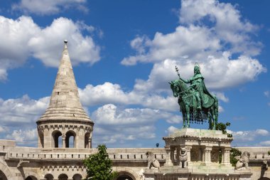 Macaristan 'ın başkenti Budapeşte' deki Balıkçı Kalesi 'nde Aziz Stephen anıtı