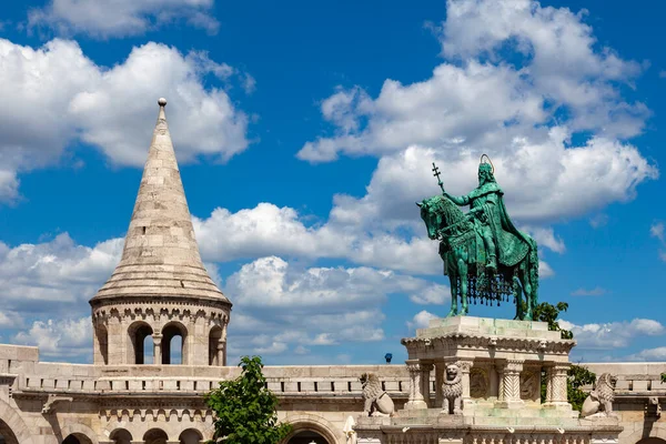 ブダペストのハンガリーの首都にあるフィッシャーマンズベースの聖シュテファンへの記念碑 — ストック写真