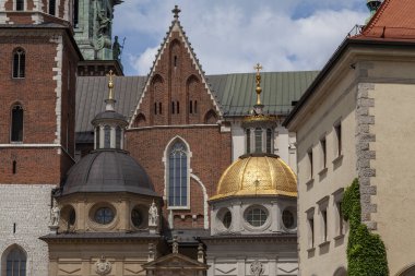 Polonya 'nın Krakow kentindeki Vistula' nın kıyısındaki Kraliyet Wawel Kalesi.