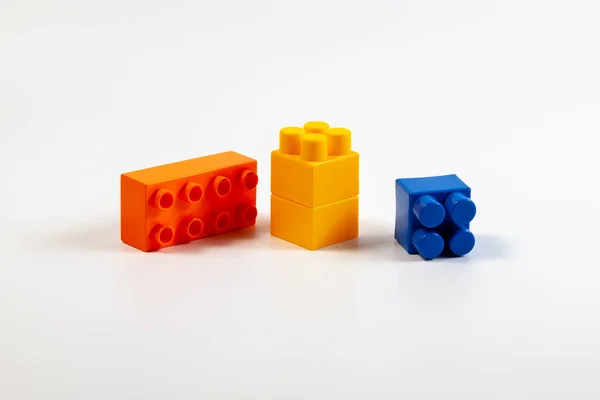 Kolorowe Bloki Dziecięcego Konstruktora Leżą Białym Tle — Zdjęcie stockowe