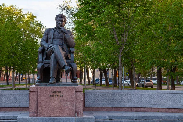 모스크바에 키르기스스탄의 기념비와 러시아의 칭기즈아이츠 기념비 받침대 위에는 러시아어로 있습니다 — 스톡 사진