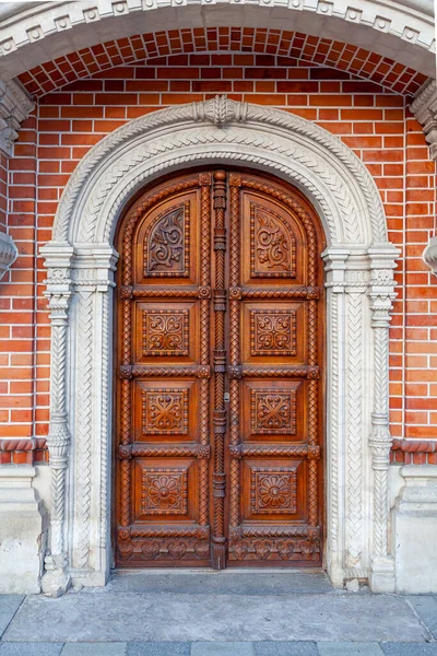 Резные Деревянные Двери Старинного Здания Орнаментом — стоковое фото